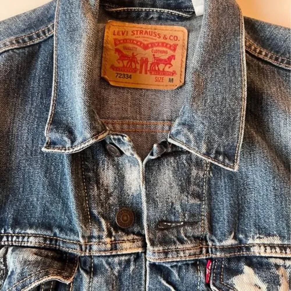 Levi’s 72334 Men’s Distressed Denim Trucker Jacket - Medium Wash (Size M)